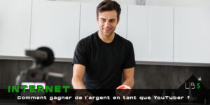 Monétisation YouTube Homme souriant filmé dans sa cuisine, tenant un pamplemousse coupé devant une caméra, avec le texte « Comment gagner de l’argent en tant que YouTuber ? »