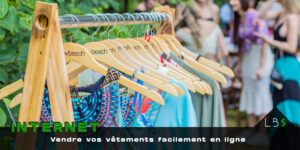 Vendre ses vêtements Portant en bois chargé de vêtements colorés sur un marché, avec le texte « Vendre vos vêtements facilement en ligne »