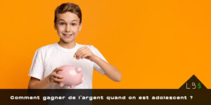 Job ado Adolescent souriant glissant une pièce dans une tirelire rose, avec le texte « Comment gagner de l’argent quand on est adolescent ? »
