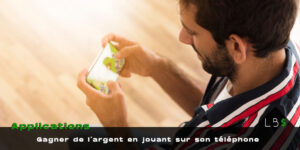 Gagner de l’argent en jouant Homme barbu de profil jouant sur son smartphone tenu à deux mains, avec le texte « Gagner de l’argent en jouant sur son téléphone »