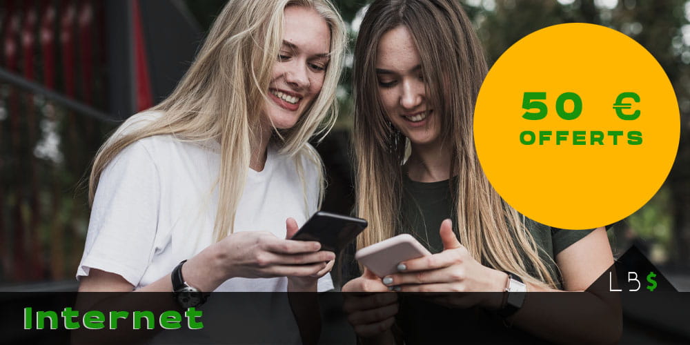 Deux jeunes femmes découvrent une offre Internet de 50 € dans le cadre du parrainage La Banque Postale.