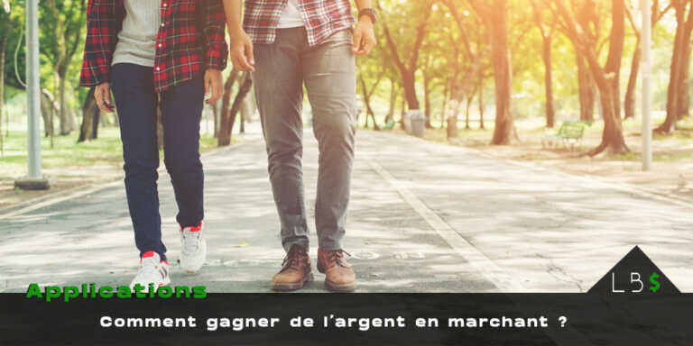 Deux personnes marchant côte à côte sur une piste asphaltée dans un parc ensoleillé, cadrées de la taille aux pieds. La personne de gauche porte un jean bleu foncé, des baskets blanches à accents rouges et un haut à carreaux rouge et noir. La personne de droite porte un pantalon gris, des chaussures en cuir marron et une chemise à carreaux rouge. En bas de l'image, un bandeau noir affiche en lettres blanches le titre 'Applications - Comment gagner de l’argent en marchant ?' avec un logo 'LB$' en bas à droite.