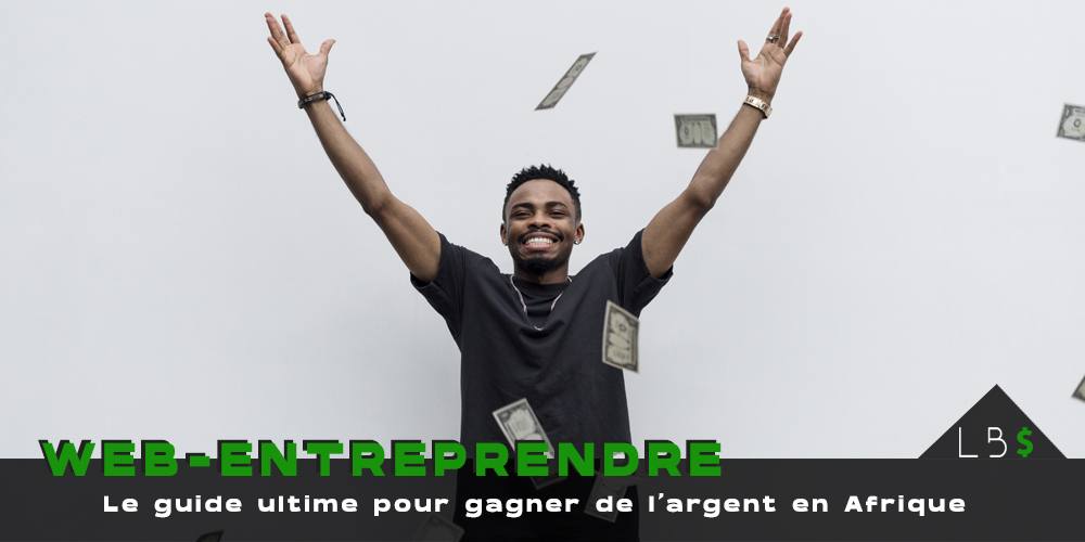 Jeune homme souriant sous une pluie de billets : le guide pour gagner de l’argent en Afrique