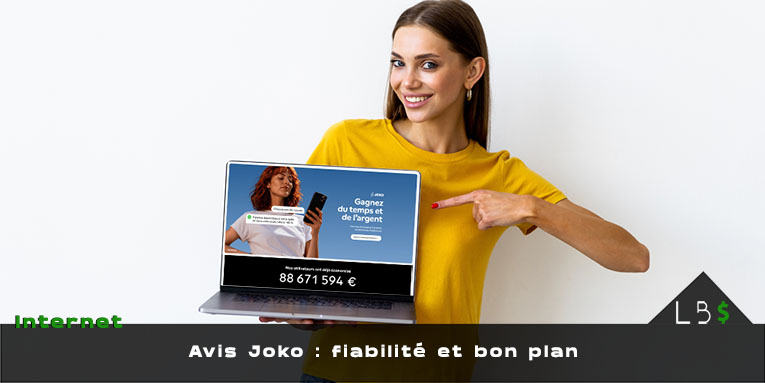 Femme souriante en t-shirt jaune pointant du doigt le site Joko sur un ordinateur portable, avec le texte Avis Joko : fiabilité et bon plan.